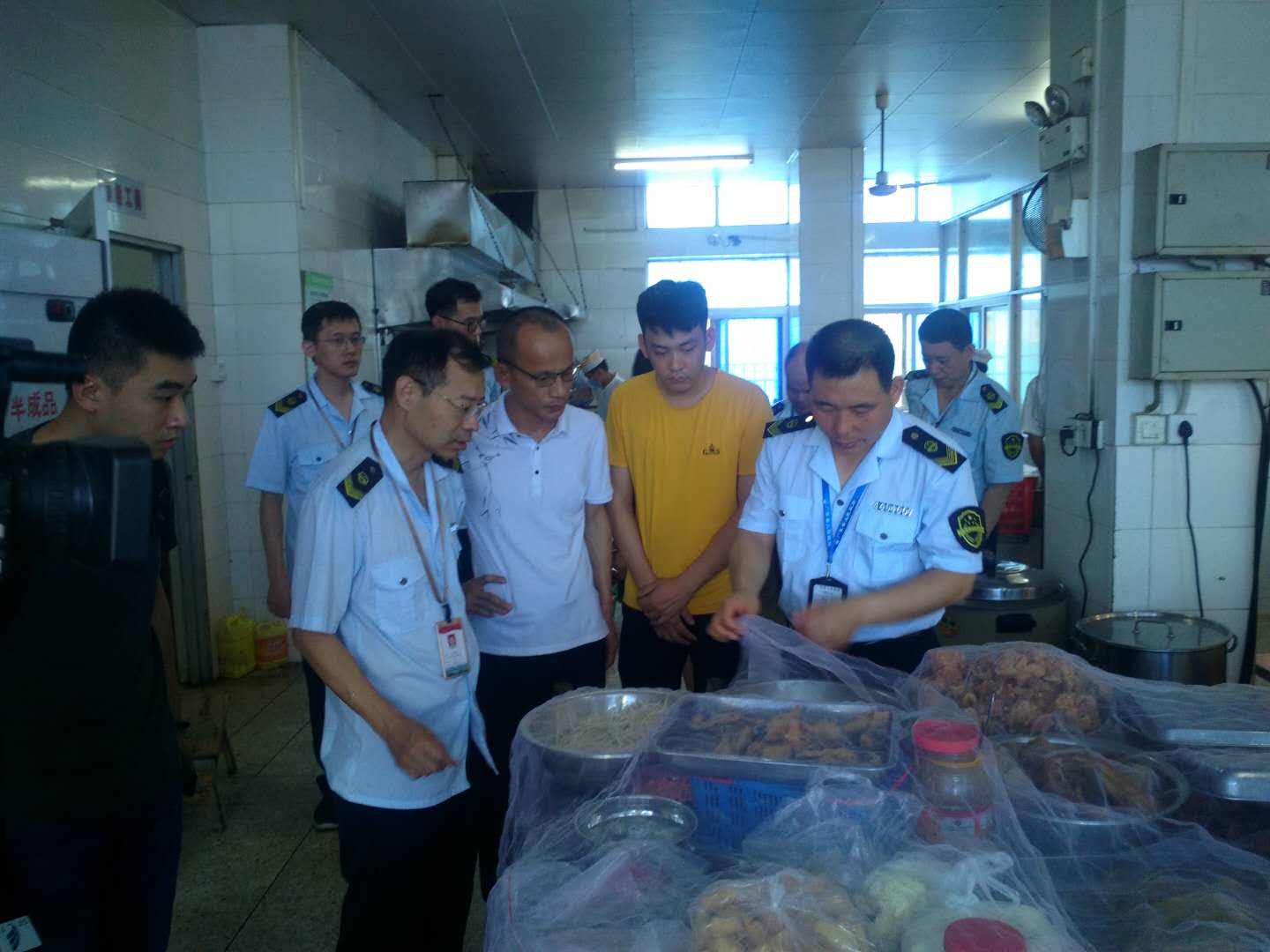 检查高考考点周边食品安全