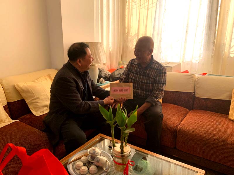 礼遇道德模范 弘扬好人精神