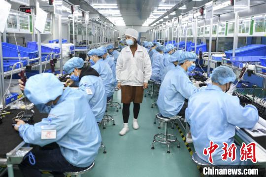 中国侨网三诺生物POCT(point-of-caretesting即时检测)车间负责人赵姣在车间巡查。 杨华峰 摄