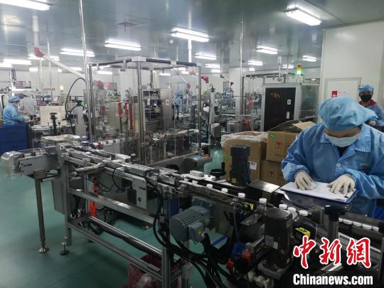 目前,三诺生物的8条血糖测试试条生产线及2条POCT生产线全部复工。 刘曼 摄 目前,三诺生物的8条血糖测试试条生产线及2条POCT生产线全部复工。 刘曼 摄