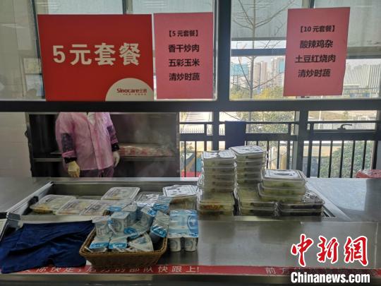 三诺生物食堂启用一次性餐具。 刘曼 摄 三诺生物食堂启用一次性餐具。 刘曼 摄