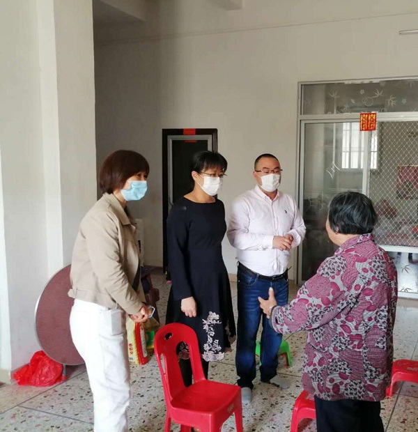 02 走访五保户，为他们送去油米、口罩等 图1.jpg