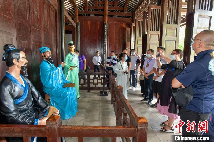 图为海外华文媒体高层人士在儋州东坡书院考察采访。　骆云飞 摄