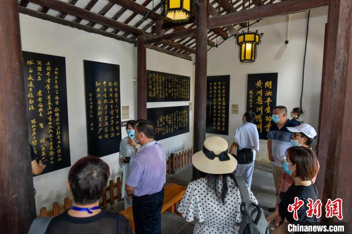 图为海外华文媒体高层人士在儋州东坡书院考察采访。　骆云飞 摄