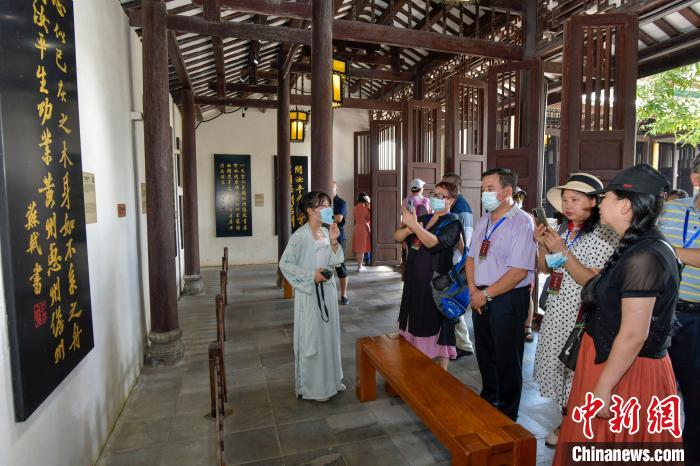 图为海外华文媒体高层人士在儋州东坡书院考察采访。　骆云飞 摄