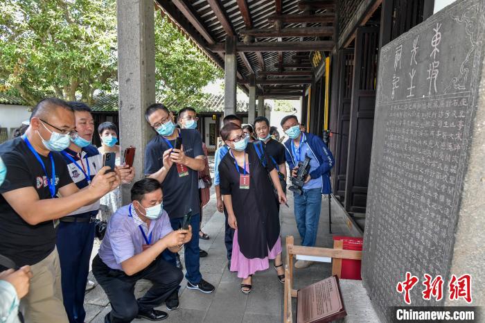图为海外华文媒体高层人士在儋州东坡书院考察采访。　骆云飞 摄