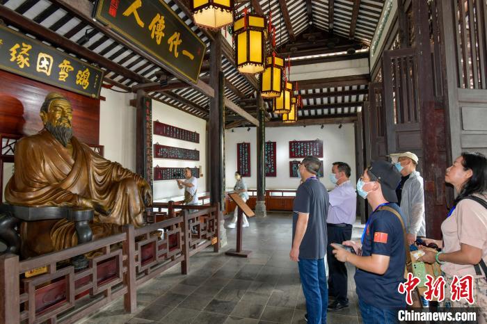 图为海外华文媒体高层人士在儋州东坡书院考察采访。　骆云飞 摄