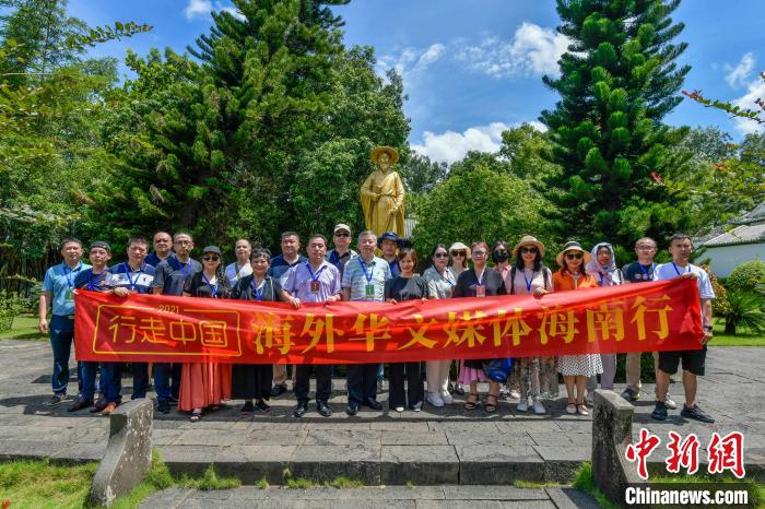 图为海外华文媒体高层人士在儋州东坡书院合影。　骆云飞 摄