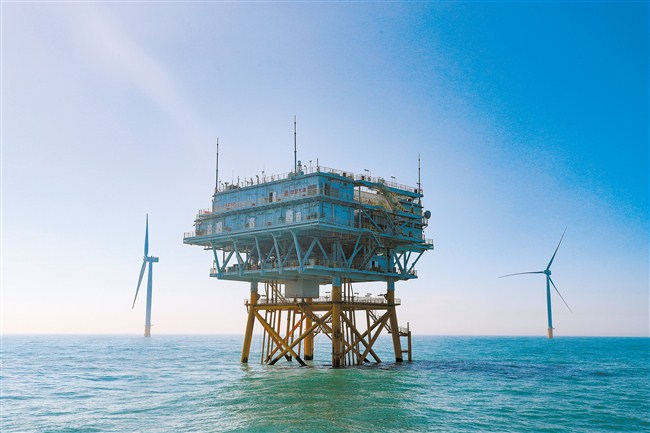 35台风机矗立于南澳海域