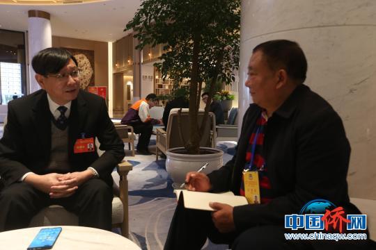 图为唐建兴在接受记者采访。　宋秀杰摄 摄