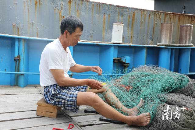 对渔船进行各项保养工作,是渔民在休渔期间最主要的事情。 南方+ 张伟炜 拍摄