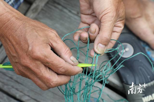 修补渔网。 南方+ 张伟炜 拍摄