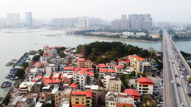 在汕头龙湖区,妈屿岛犹如一颗亮丽的明珠,是内海湾上独一无二的地理标志。 南方+ 张伟炜 摄 图片