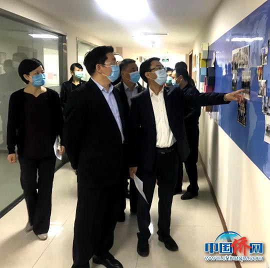 中国侨网成都市委常委、统战部部长吴凯一行调研在蓉港资、侨资企业复工复产情况。　廖雪芝　摄