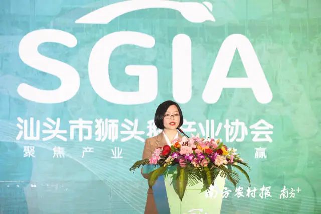 汕头市狮头鹅产业协会秘书长邱丽君发布“鹅十条”。 图片