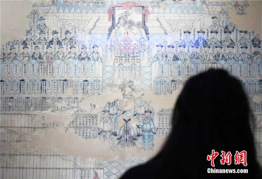 参观者在博物馆研究中国古代宗族族谱。中新社发 黄政伟 摄