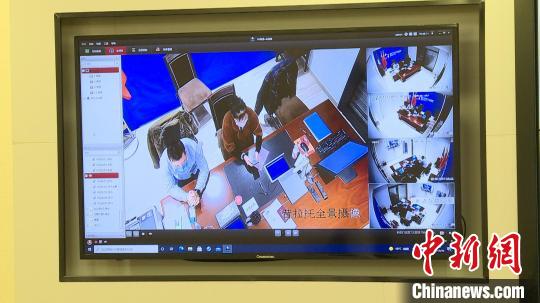 为侨服务“全球通”平台办理公证现场。　温州市委统战部供图