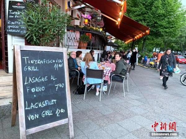 图为柏林的餐厅再度迎来用餐的顾客。中新社记者 彭大伟 摄 图为柏林的餐厅再度迎来用餐的顾客。中新社记者 彭大伟 摄
