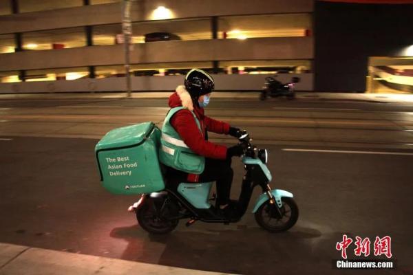 图为多伦多一位送餐员为中餐馆送外卖。中新社记者 余瑞冬 摄 