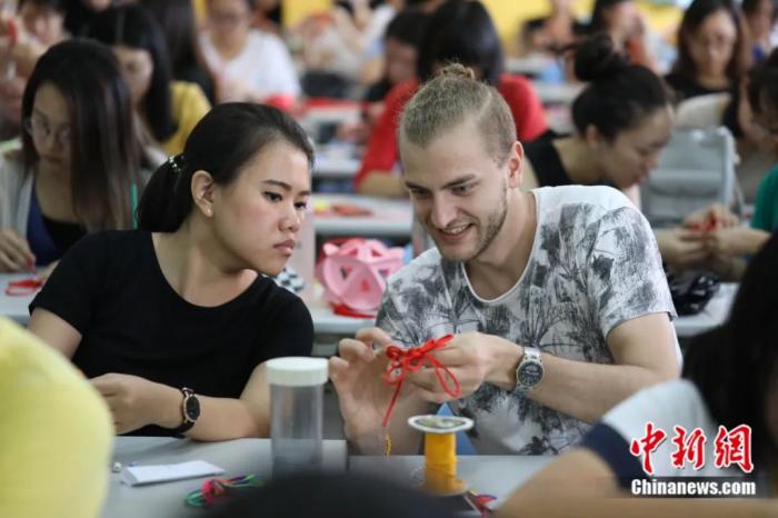 华南师范大学外国留学生学习打中国结。中新社发 李宁 摄
华南师范大学外国留学生学习打中国结。中新社发 李宁 摄