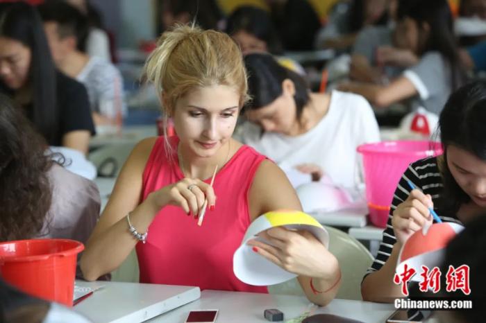 华南师范大学外国留学生学习画脸谱。中新社发 李宁 摄
华南师范大学外国留学生学习画脸谱。中新社发 李宁 摄