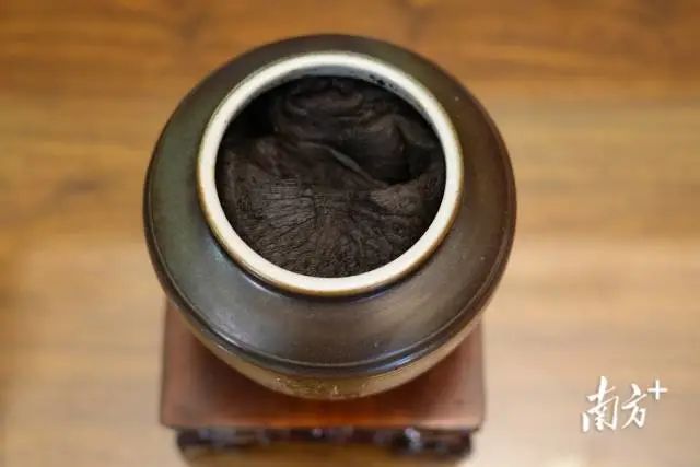 腌制好的菜脯需装入干净的陶瓮压实。 南方+ 张伟炜 拍摄 图片