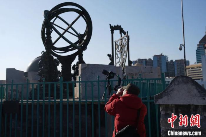 天文爱好者在北京古观象台拍摄日偏食。苏丹 摄 天文爱好者在北京古观象台拍摄日偏食。苏丹 摄