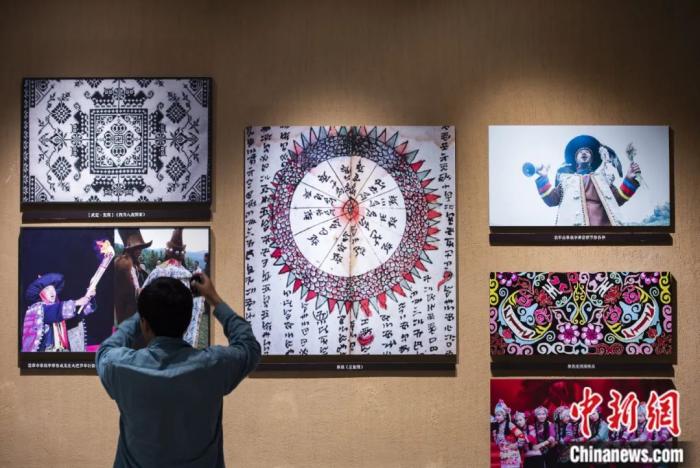 参观者在云南省楚雄市的彝族十月太阳历文化园内了解彝族“十月太阳历”。彝族“十月太阳历”是在“十杆测影法”的启示下,融合中国传统的圭表和地平日晷系统,直观、形象地表现出太阳的周日和周年视运动。侯宇 摄 参观者在云南省楚雄市的彝族十月太阳历文化园内了解彝族“十月太阳历”。彝族“十月太阳历”是在“十杆测影法”的启示下,融合中国传统的圭表和地平日晷系统,直观、形象地表现出太阳的周日和周年视运动。侯宇 摄