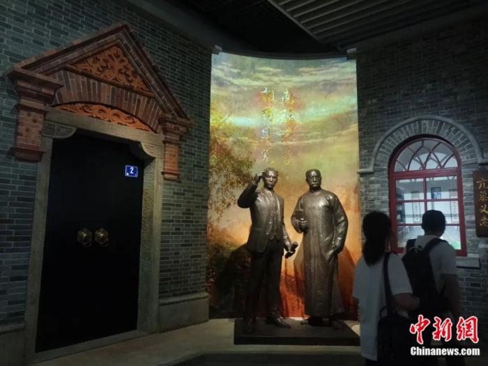 中国共产党第一次全国代表大会纪念馆内的“南陈北李 相约建党”场景。周升辉 摄 中国共产党第一次全国代表大会纪念馆内的“南陈北李 相约建党”场景。周升辉 摄