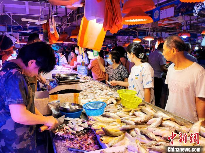 个头略大的䱛鱼一般都会被摆在显眼的位置销售 李晓春 摄