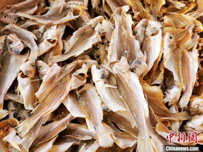 开边晒制的䱛仔干 李晓春 摄