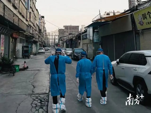 清晨出发值守卡口。 图片