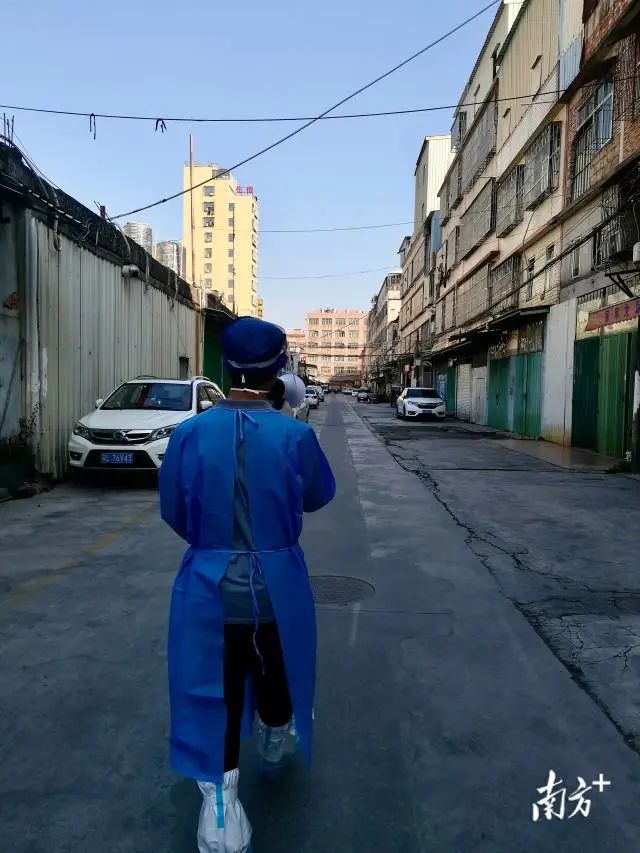 道路巡逻喊话居民留在家中隔离。 图片