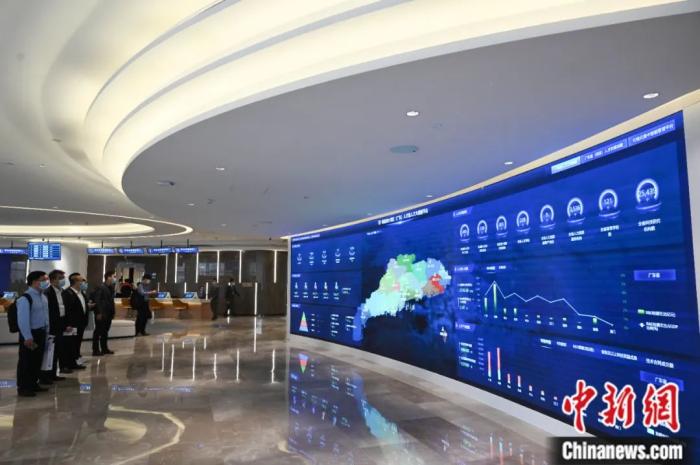 粤港澳大湾区(广东)人才港在广州正式开港，嘉宾参观人才港可视化集中智能管理平台。陈楚红 摄

