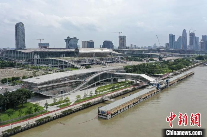 航拍广州市琶洲港澳口岸大楼及码头。(无人机照片)陈骥旻 摄

