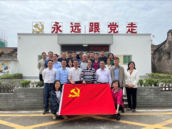 市审计局开展“聆听东陇故事 乡村振兴进行时”主题党日暨绿美汕头爱绿植绿护绿活动