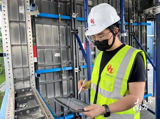 企业工作人员利用数字技术解决建材管理问题。受访者供图 企业工作人员利用数字技术解决建材管理问题。受访者供图