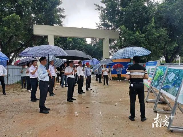 与会人员实地参观西山休闲综合体项目。 图片