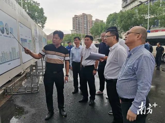 与会人员实地参观县城老旧小区改造项目现场。 图片