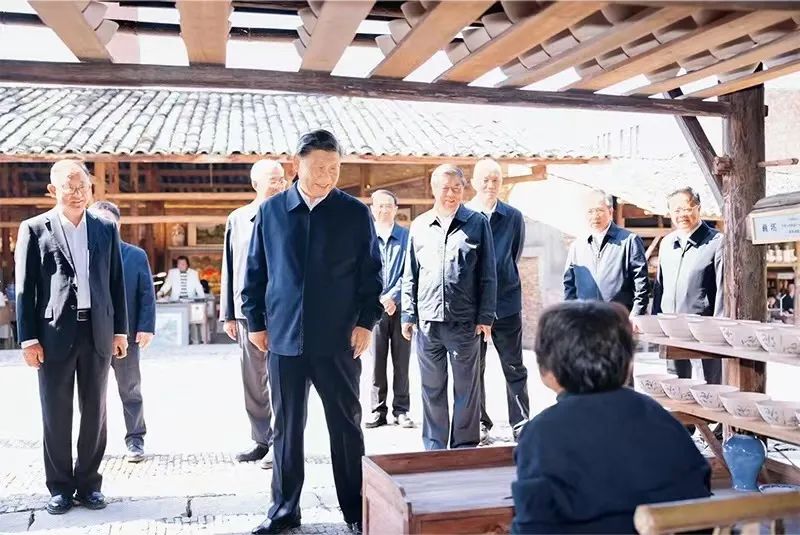 2023年10月10日至13日,中共中央总书记、国家主席、中央军委主席习近平在江西考察。这是11日上午,习近平在景德镇市陶阳里历史文化街区考察时,同非遗传承人亲切交流。新华社记者 刘彬/摄 2023年10月10日至13日,中共中央总书记、国家主席、中央军委主席习近平在江西考察。这是11日上午,习近平在景德镇市陶阳里历史文化街区考察时,同非遗传承人亲切交流。新华社记者 刘彬/摄