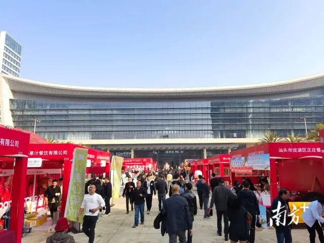 大会现场“潮”味满满,迎接八方宾客。 南方+ 张晓宜 拍摄 图片