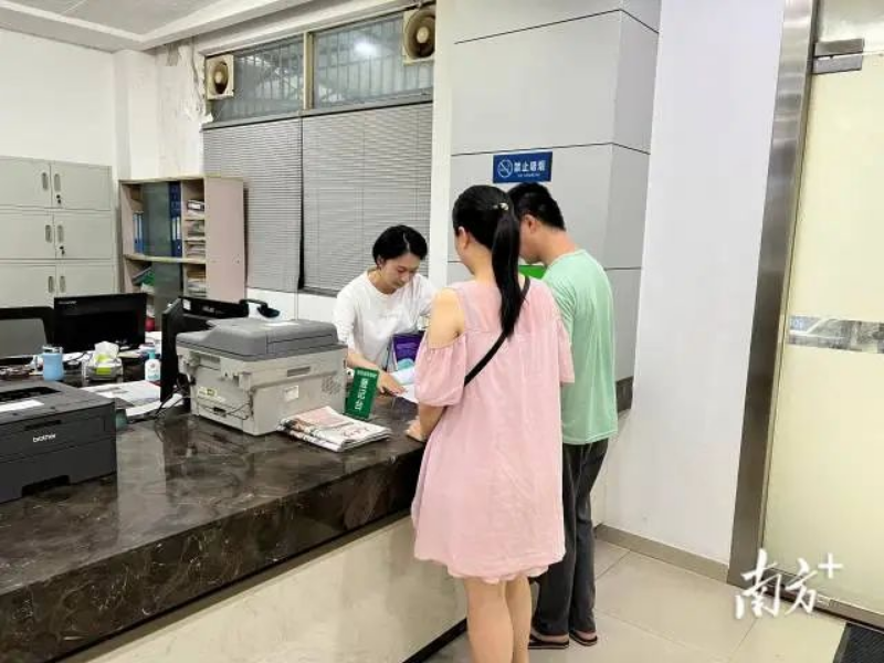 为群众办理生育登记及解读生育政策。 图片