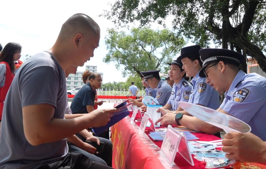2024.05.31护航“百千万工程”|公安政务“零距离”,服务下沉暖民心1.jpg
