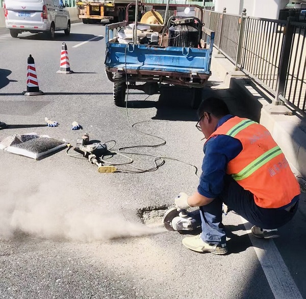 公路部门组织修复路面坑槽,已恢复路面原状1.jpg