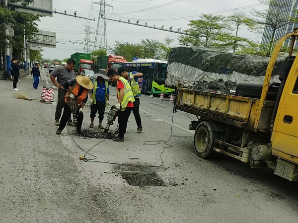 公路部门组织修复路面坑槽,已恢复路面原状5.jpg
