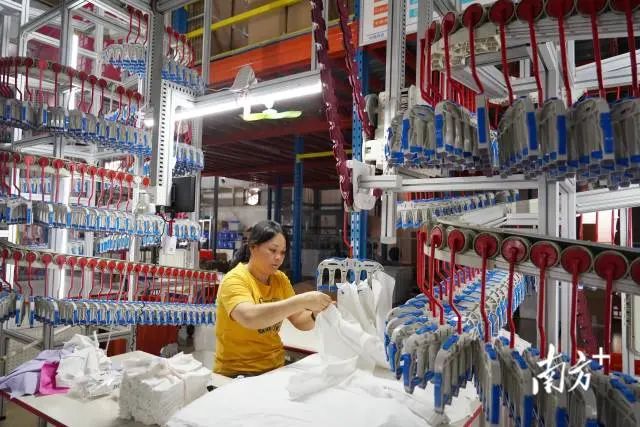 在潮南区纺织企业智造车间内,机器正开足马力赶订单。张伟炜摄 图片