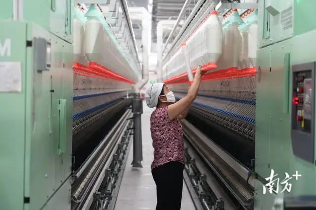 纺织工厂车间内,棉纱生产自动化设备高速运转。张伟炜摄 图片