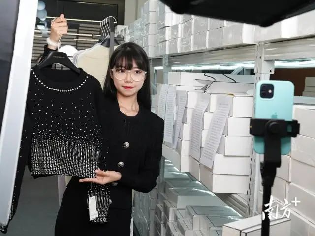 龙湖区外砂电商小镇的毛织产品跨境出海、开拓商机。资料图片 图片