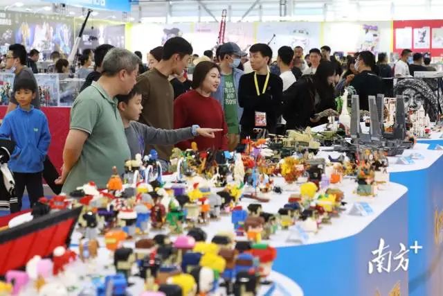 汕头玩博会的大型积木主题嘉年华活动吸粉无数。郑淼鑫摄 图片