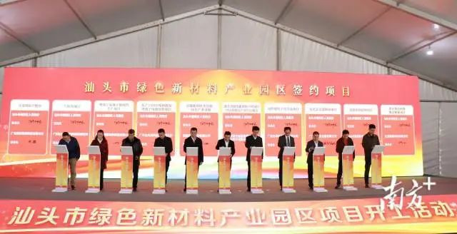 企业代表参加签约仪式。 图片